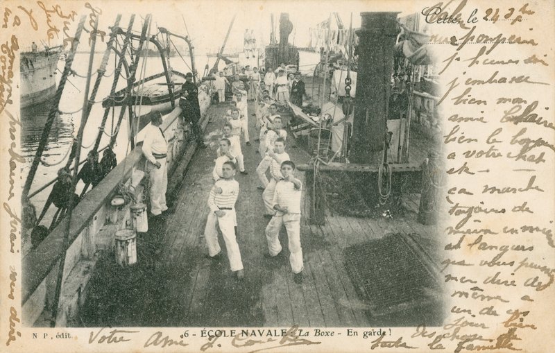 Güvertede boks dersi alan bir Fransız deniz okulunda stajyer denizciler. 1913 yılında gönderilen kartpostal. by French Photographer