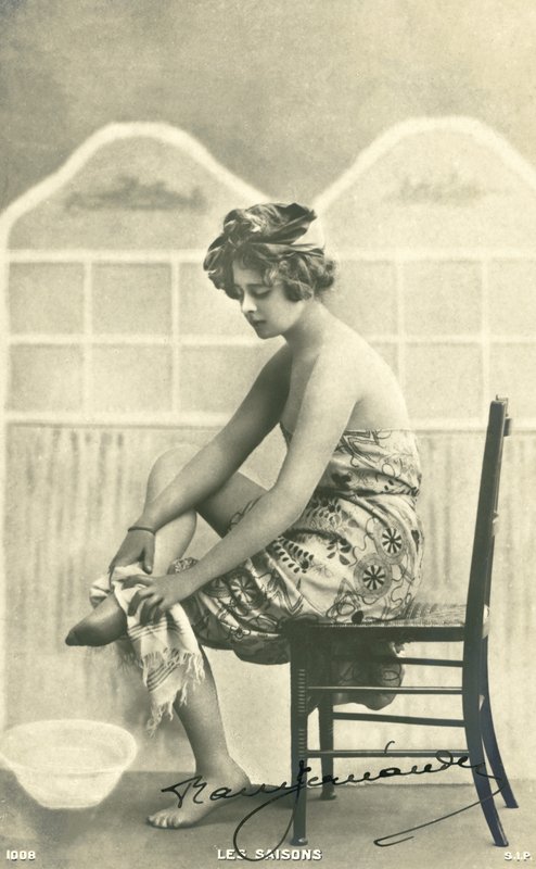 Banyo havlulu kadın (s/b fotoğraf) by French Photographer