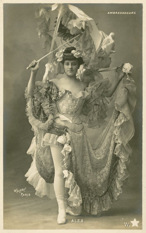 Ayrıntılı kostümlü kadın by French Photographer