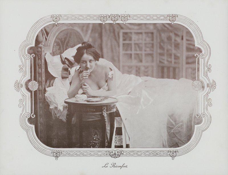 Yatakta dinlenen kadın (s/b fotoğraf) by French Photographer
