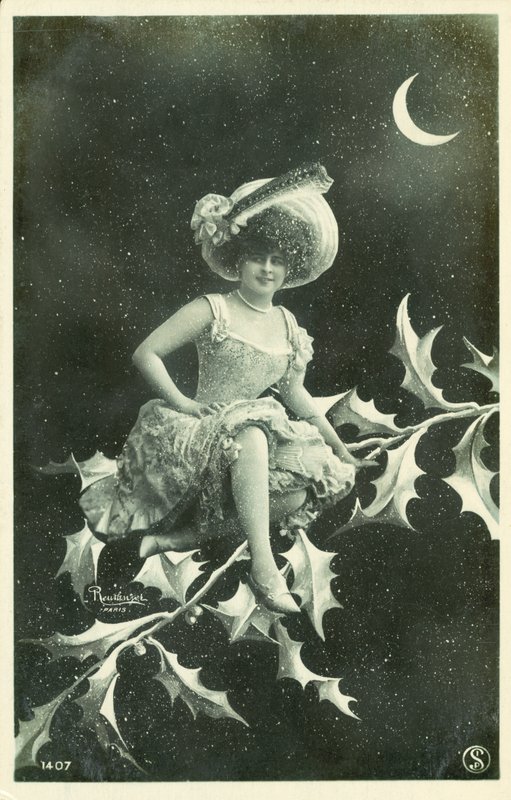 Holly (s/b fotoğraf) bir dalı üzerinde oturan kadın by French Photographer