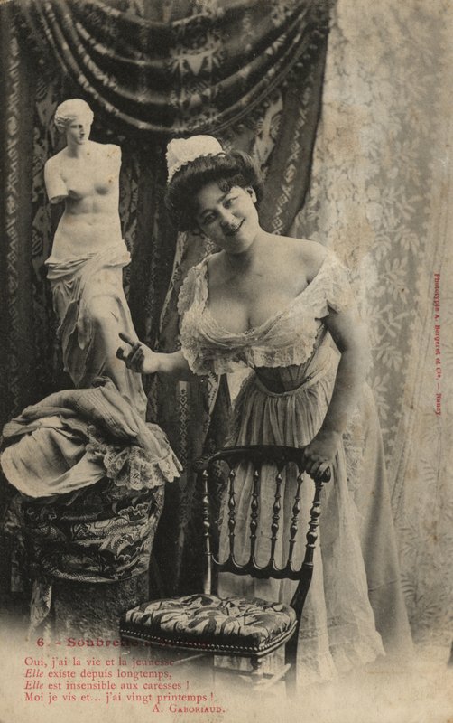 Venüs De Milo heykeli olan kadın by French Photographer