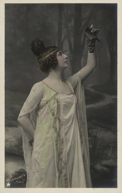 üzüm salkımı olan kadın by French Photographer