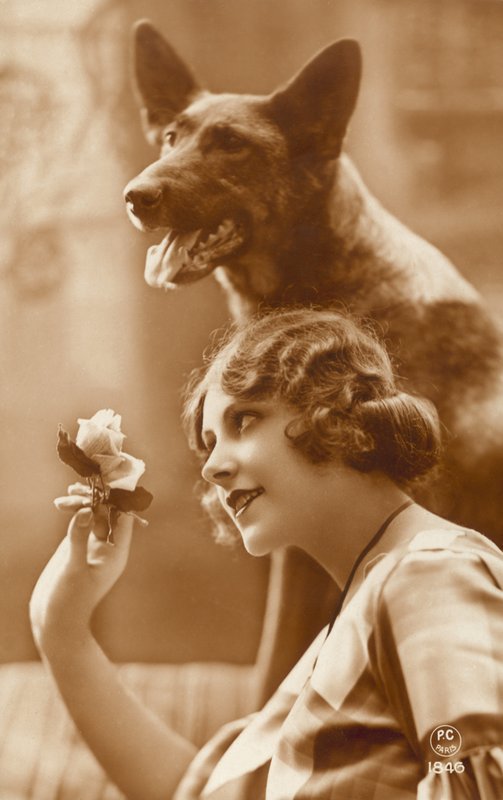 Köpeği olan kadın by French Photographer