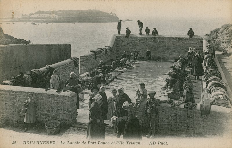 Louen limanında çamaşır yıkayan kadınlar. 1913 yılında gönderilen kartpostal. by French Photographer