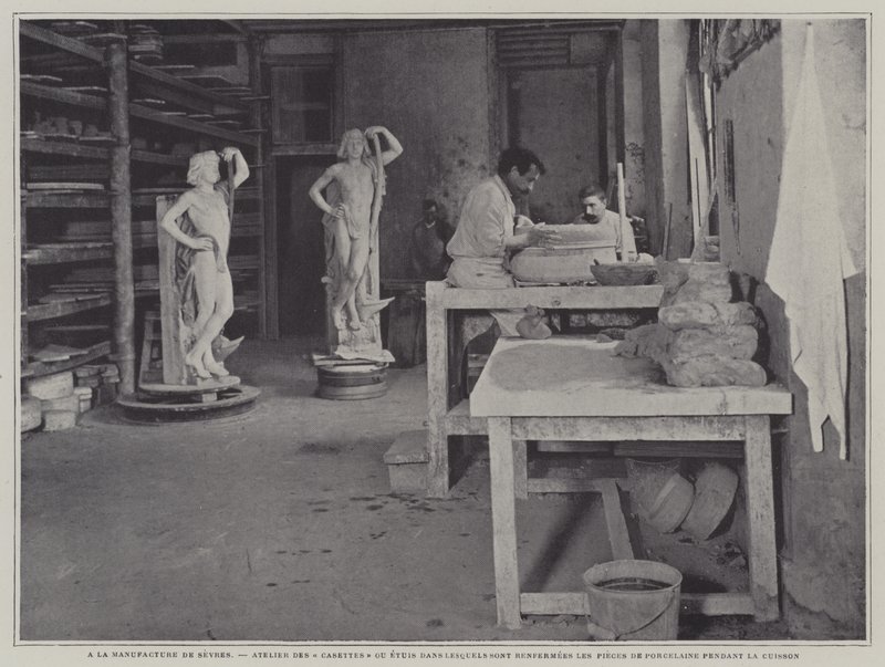 Fransa, Sevres porselen fabrikasında pişirim sırasında yerleştirilecek porselen parçaları için kaplar yapma atölyesi (s/b fotoğraf) by French Photographer