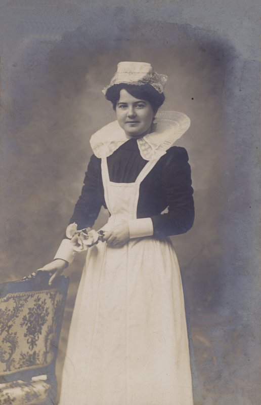 Küçük bir demet çiçek tutan genç kız, hizmetçi (?), by French Photographer