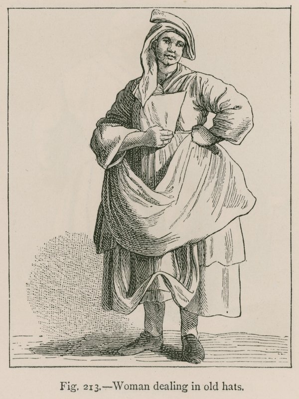 Eski şapkalarla uğraşan kadın by French School