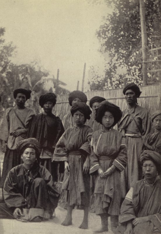 Burma: Bir grup Lihsaw erkek ve kadın (s/b fotoğraf) by Georges Bertin Scott
