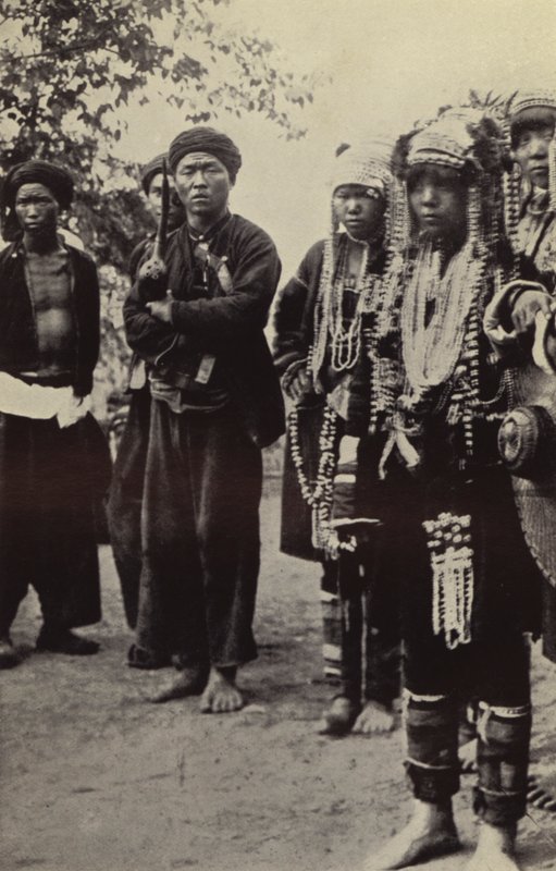 Burma: Akha erkekleri ve tüm şıklıklarıyla kadınları (s/b fotoğraf) by Georges Bertin Scott