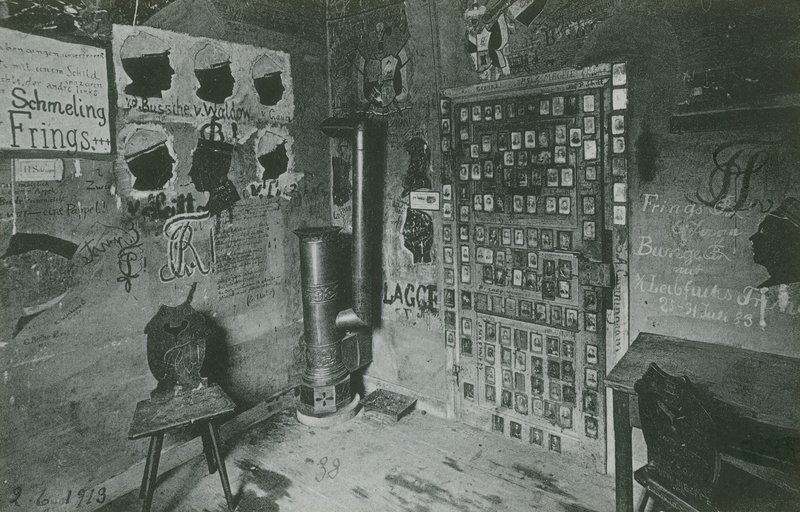Duvarları Bussche ve Waldow gibi önemli çağdaş figürlere atıfta bulunan grafitilerle kaplı bir oda. 1913 yılında gönderilmiş kartpostal. by German Photographer