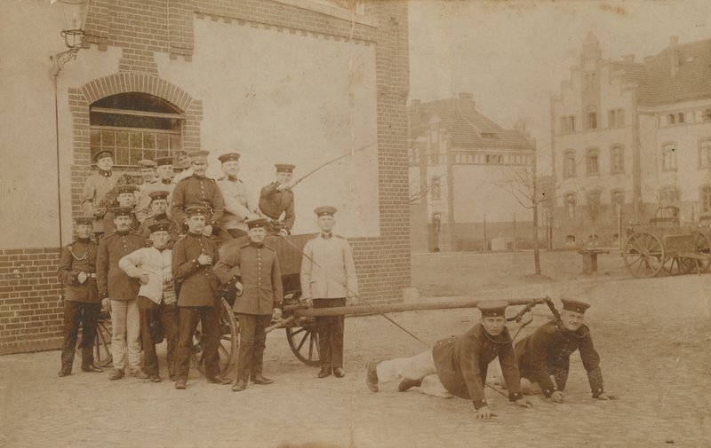 Alman askerleri (silah) arabayı çekerken. 1913 yılında gönderilmiş kartpostal. by German Photographer
