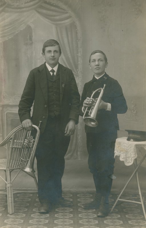Biri Heilsarmee üniformalı, trompetli iki genç adamın 1913