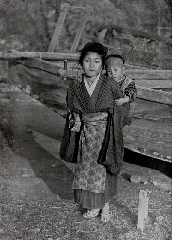 Bir Balıkçının Çocukları (s/b fotoğraf) by Herbert Ponting