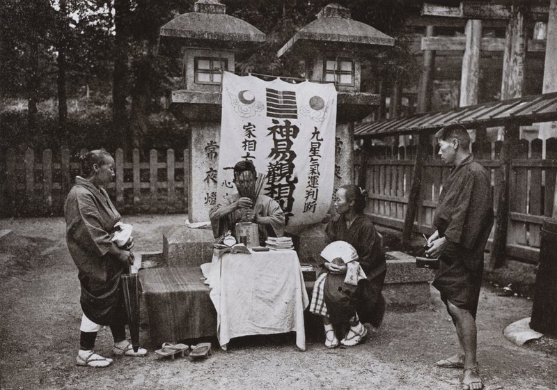 Inari Tapınağı'nda Bir Falcı (s/b fotoğraf) by Herbert Ponting