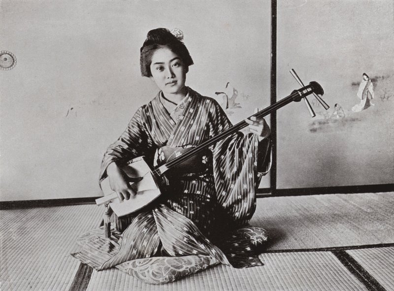 Samisen oynayan bir geyşa (s/b fotoğraf) by Herbert Ponting