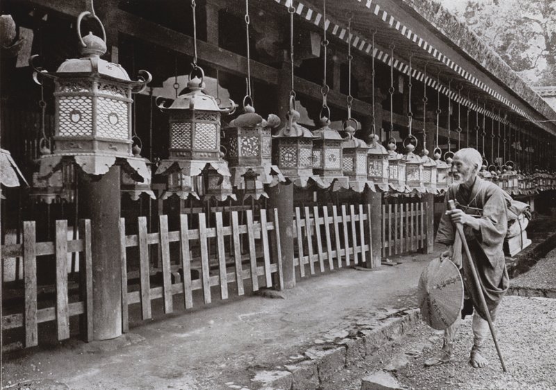 Nara, Kasuga Tapınağı'nda Bir Hacı (s/b fotoğraf) by Herbert Ponting
