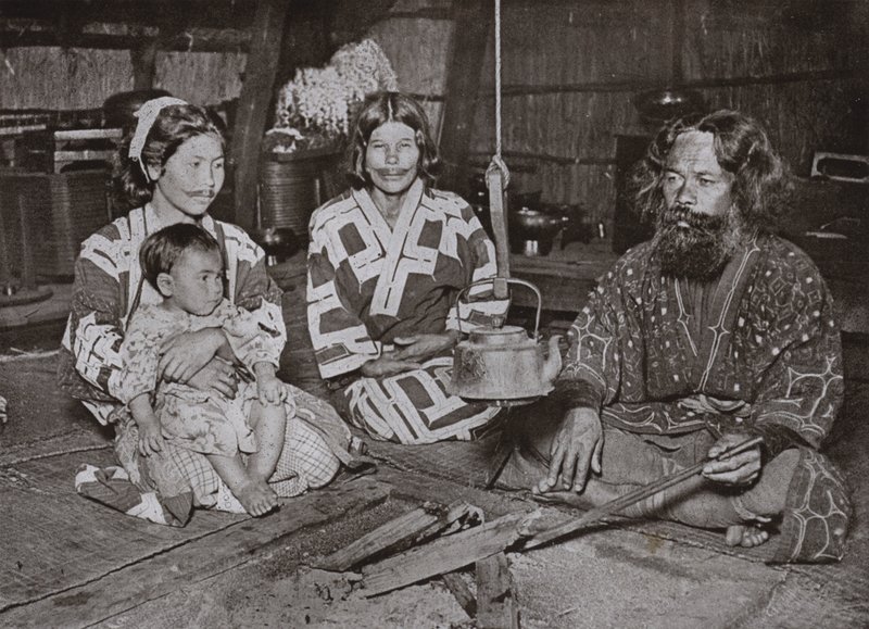 Ainu Erkek ve Kadın Evde (s/b fotoğraf) by Herbert Ponting