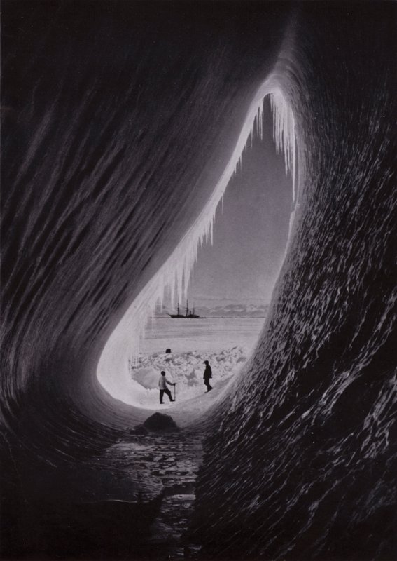 Bir buzdağındaki mağara; Uzaktan Terra Nova (s/b fotoğraf) by Herbert Ponting