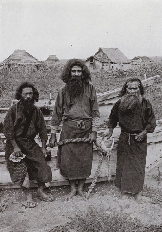 Happukonno, Avcı (ortada) ve iki Ainu Balıkçısı (s/b fotoğraf) by Herbert Ponting