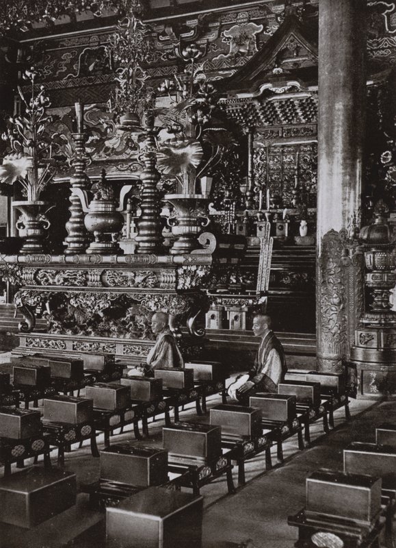 Bir Budist Tapınağının İçi (s/b fotoğraf) by Herbert Ponting