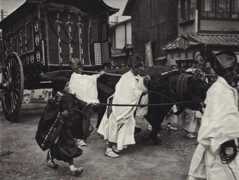 1920'lerde Japonya: Yüksek rütbeli bir kişinin Şintoist cenaze töreni (s/b fotoğraf) by Herbert Ponting