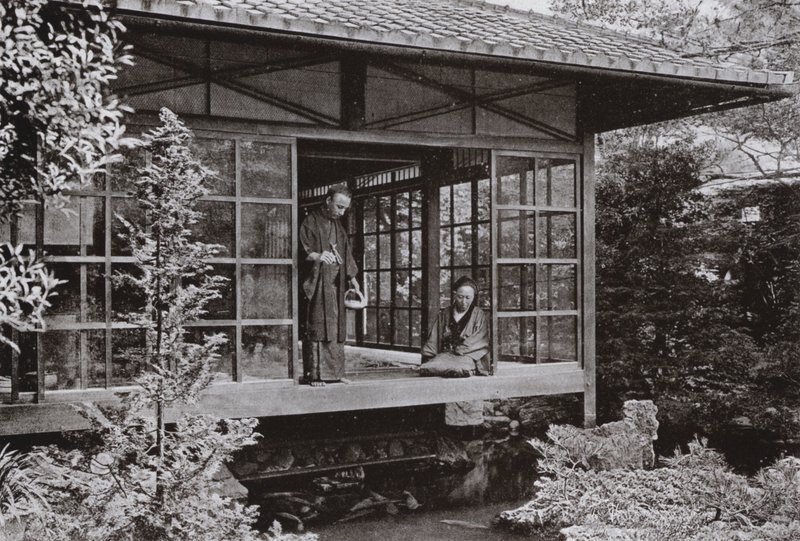 Namikawa San sazanını besliyor (s/b fotoğraf) by Herbert Ponting