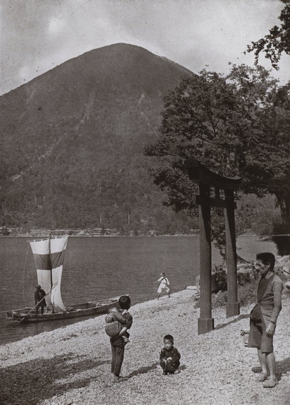 Nantai-zan ve Chuzenji Gölü (s/b fotoğraf) by Herbert Ponting