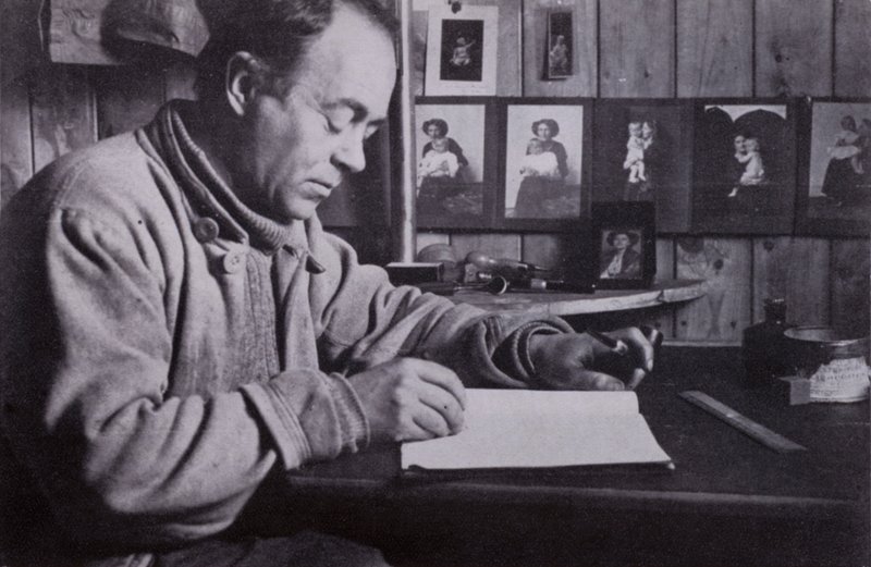 "Scott küçük masasında yazdı, planladı ve hesapladı" (s/b fotoğraf) by Herbert Ponting