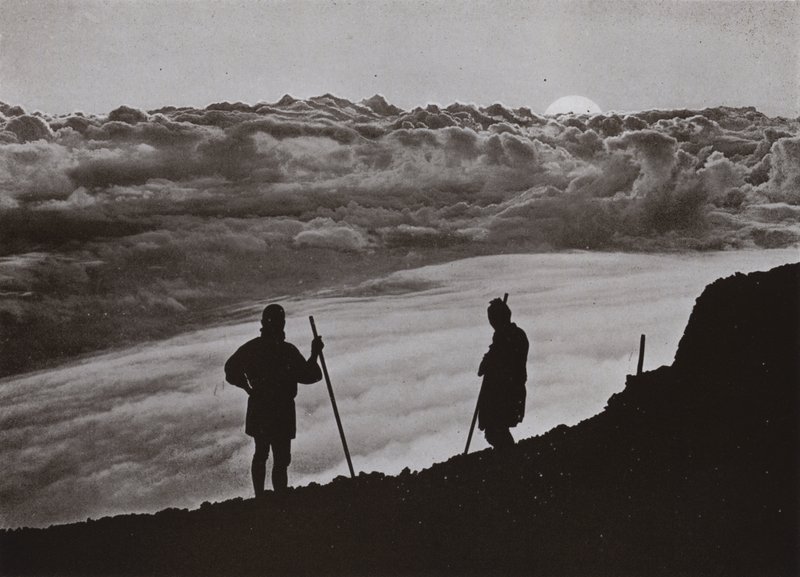 Fuji Zirvesinden Gün Batımı (s/b fotoğraf) by Herbert Ponting