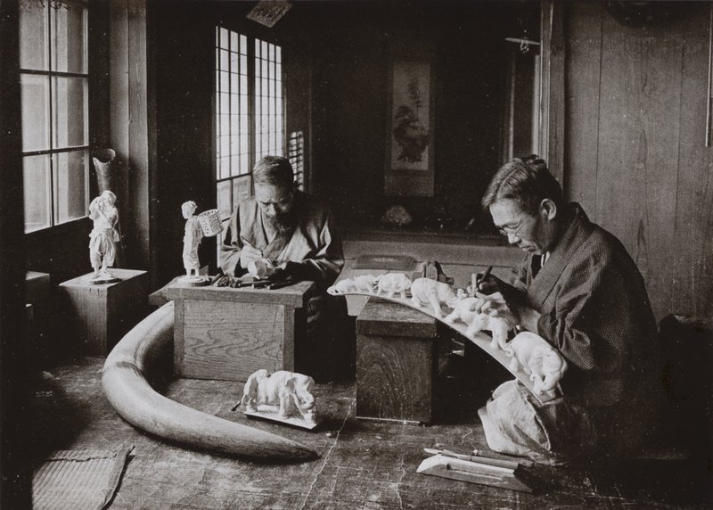 Fildişi Oymacıları (s/b fotoğraf) by Herbert Ponting