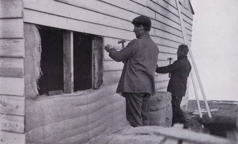 "Kulübe inşa edildi" (s/b fotoğraf) by Herbert Ponting
