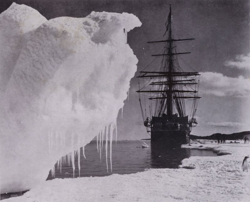 "Cape Evans yakınlarındaki buz ayağına iniş" (s/b fotoğraf) by Herbert Ponting