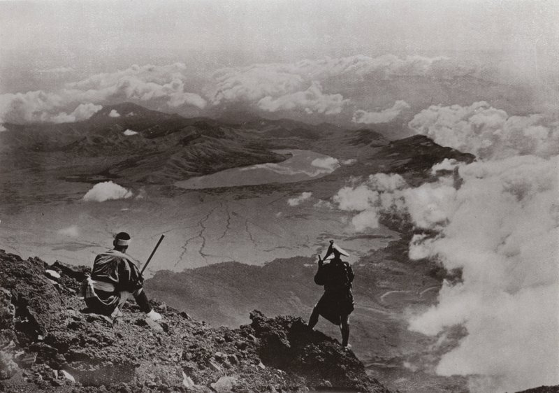 Bulutların İki Mil üzerinde, Fuji Zirvesinden "Üç Gün-Ay" Gölü (s/b fotoğraf) by Herbert Ponting