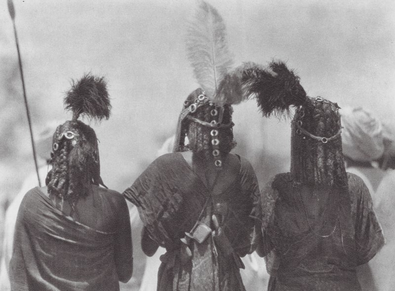 Afrika: Aulad Hamid baş giysisi (b/w fotoğraf) by Hugo Adolf Bernatzik