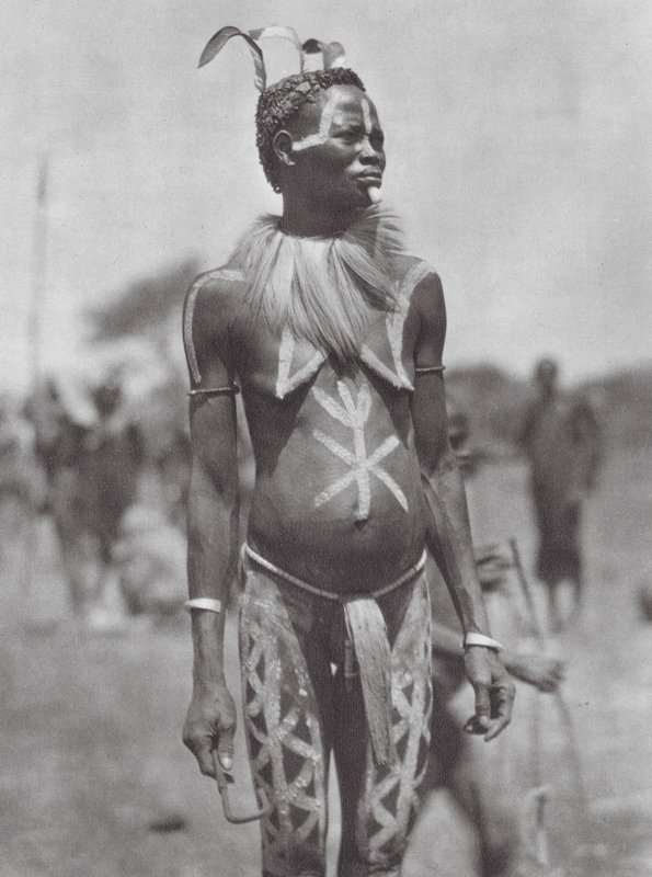 Afrika: Festival süslemeli Nuba kadını (b/w fotoğraf) by Hugo Adolf Bernatzik