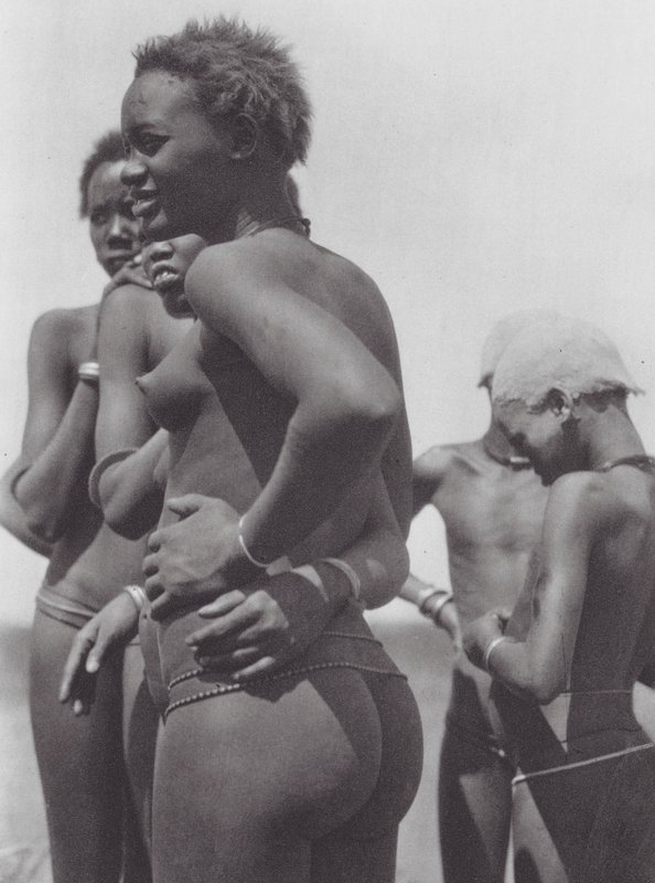 Afrika: Nuer kızları ve çocukları (b/w fotoğraf) by Hugo Adolf Bernatzik