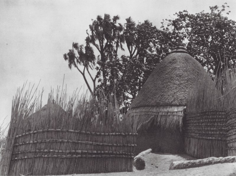 Afrika: Shilluk tapınağı (s/b fotoğraf) by Hugo Adolf Bernatzik