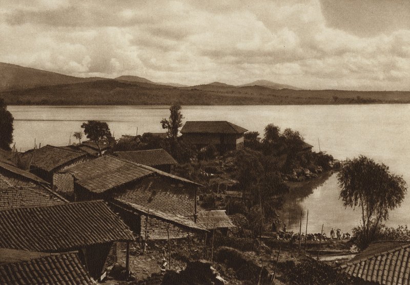 Meksika: Patzcuaro Lagünü, Xanicho Adası (b/w fotoğraf) by Hugo Brehme