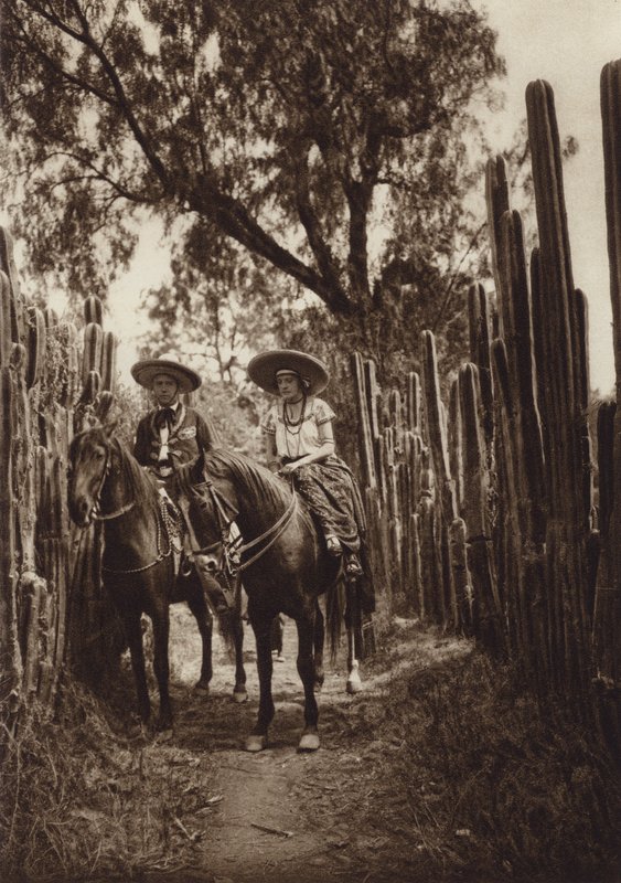 Meksika: Ulusal kıyafetli Meksikalılar (b/w fotoğraf) by Hugo Brehme