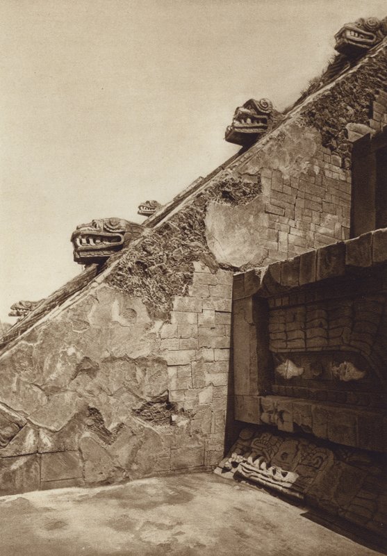 Meksika: San Juan Teotihuacan, Kalenin merkezindeki Quetzalcouatl piramidindeki merdivenlerin heykelleri, Batı cephesi (b/w fotoğraf) by Hugo Brehme
