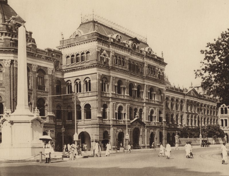 Bengal Sekreterliği, Yazarlar Binaları, Ön Planda Holwell Anıtı ile (b/w fotoğraf) by Indian photographer