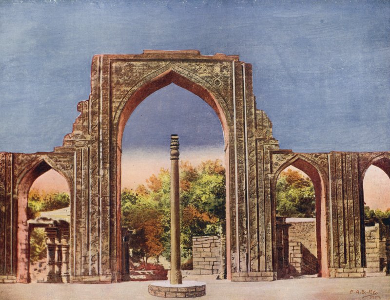 Kuvvet-ül-İslam Mescidi ve Demir Sütun, Delhi, Hindistan (renkli fotoğraf) by Indian photographer