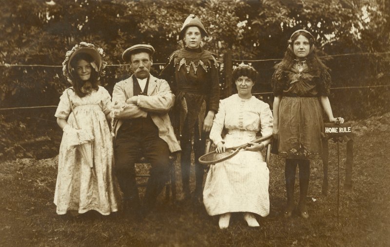 süslü elbise giyen aile by Irish Photographer