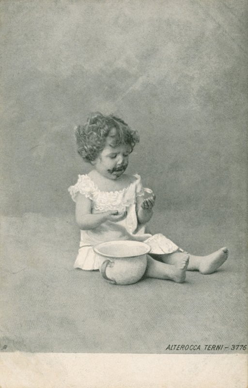 Baloncuklarla oynayan bebek (s/b fotoğraf) by Italian Photographer