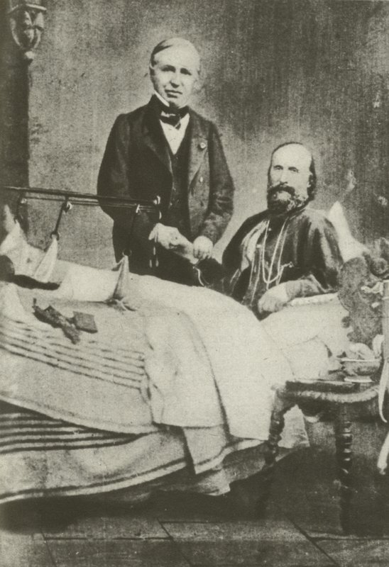 Garibaldi, doktoruyla birlikte savaşta yaralandı (s/b fotoğraf) by Italian Photographer