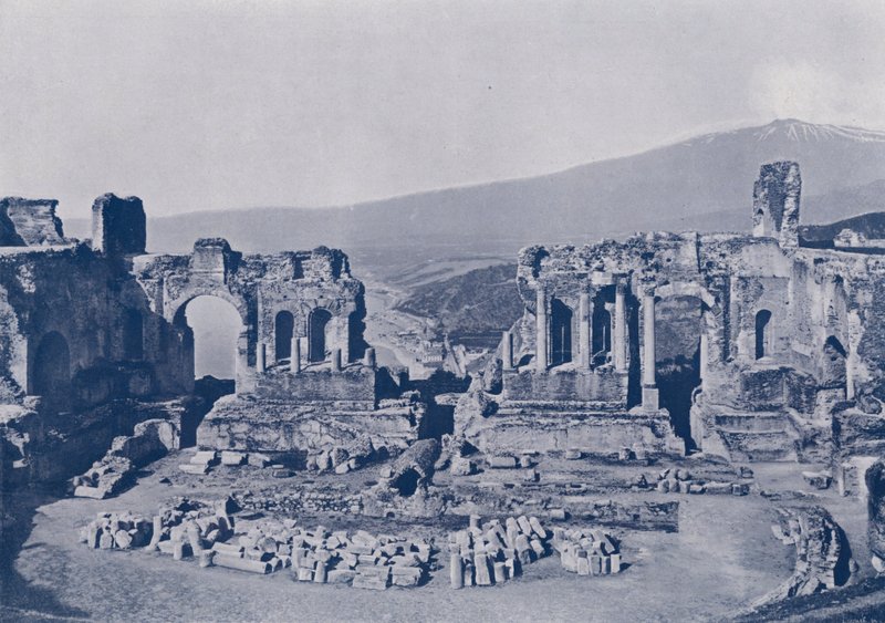 İtalya: Taormina, Sicilya, Yunan tiyatrosunun kalıntıları ve Etna Dağı (s/b fotoğraf) by Italian Photographer
