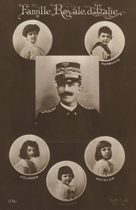 Kral Victor Emmanuel II ve ailesi (s/b fotoğraf) by Italian Photographer