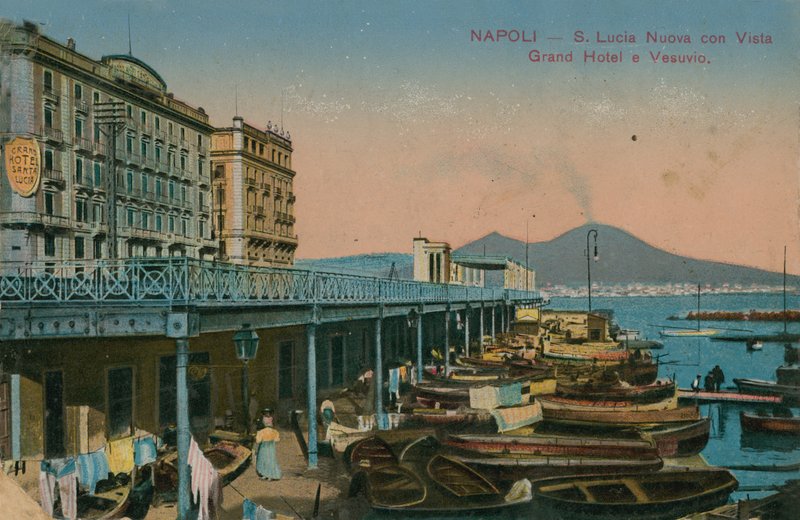 Napoli - Grand Hotel Santa Lucia ve Vezüv Yanardağı manzarası. 1913 yılında gönderilen kartpostal. by Italian Photographer