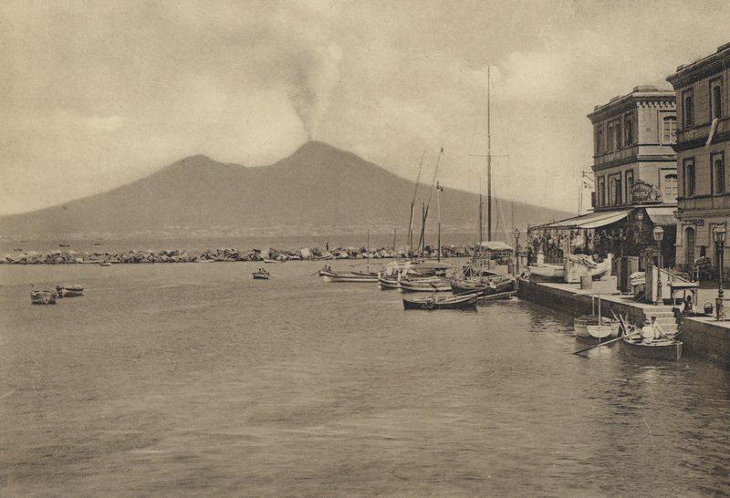 Napoli: S Lucia Col Vesuvio (s/b fotoğraf) by Italian Photographer